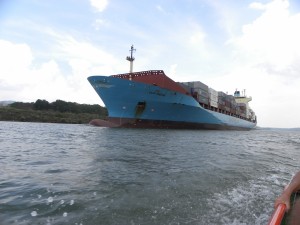 Cargo traversant le canal de Panama  